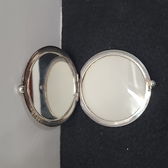Vintage 1928 Signed Heavy Pewter Silver Tone Art Nouveau Repousse Compact Mirror - Picture 2 of 6